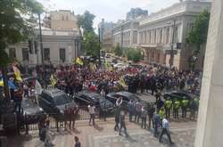 Під Радою виникла сутичка між «євробляхерами» та поліцією