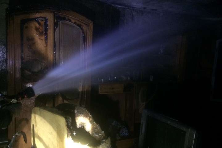 На Київщині рятувальники винесли жінку з охопленої вогнем квартири 