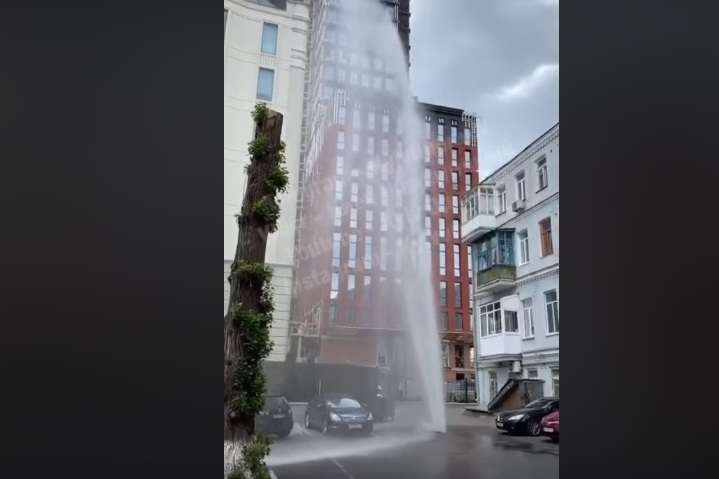 У центрі Києва з-під землі вирвався «гейзер» заввишки 10 м (відео)