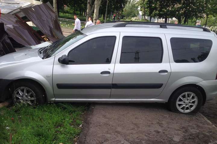 У Києві автомобіль збив чоловіка з дитиною (фото)