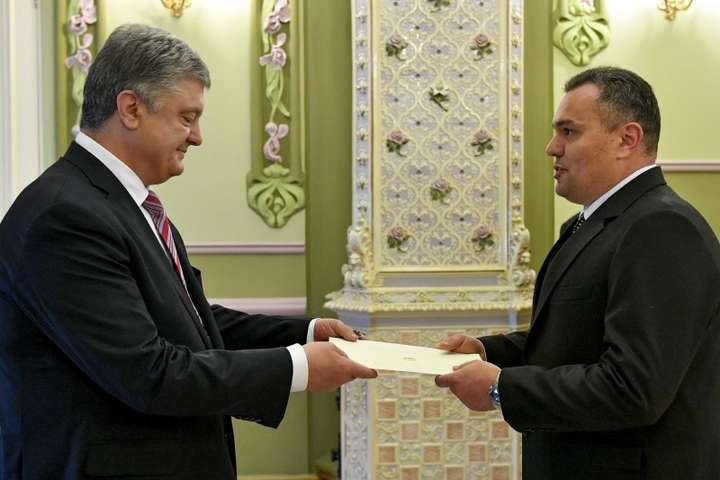 Посол Північної Македонії Крум Ефремов вручає вірчу грамоту - Порошенко прийняв вірчі грамоти від шести послів