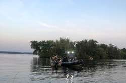 Поліцейські у Дніпрі виловили з річки наркоділка, який втікав уплав