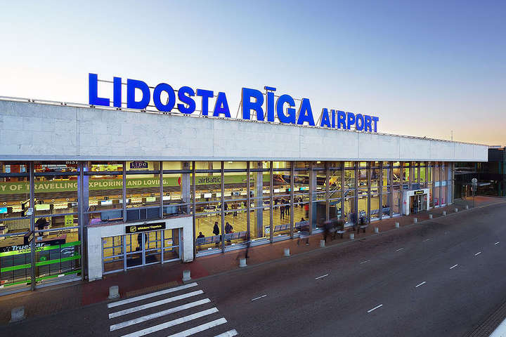 В аеропорту Риги у чотирьох українців вилучили великі суми валюти