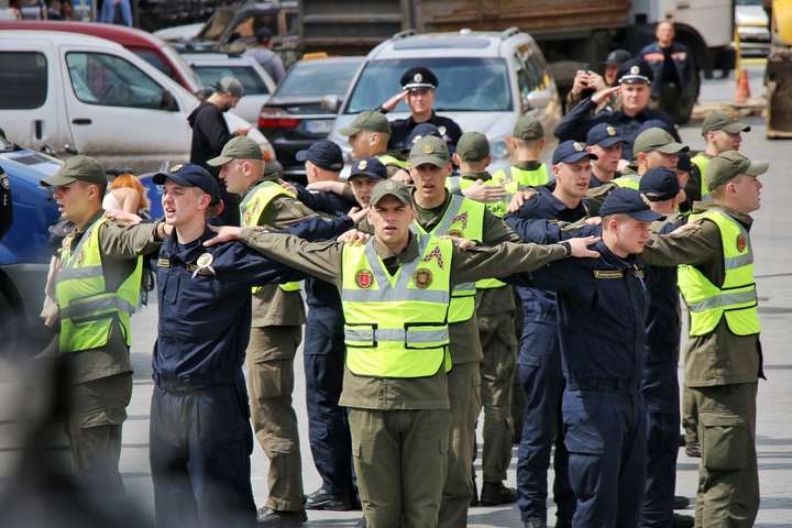 Одеські правоохоронці вишикувалися у Дюка в формі вишиванки