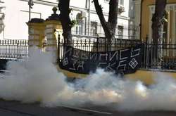  Активісти розгорнули плакат «Вибачся за Єкб» 