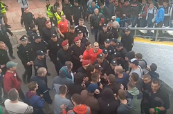 Після матчу українського чемпіонату з футболу безпосередньо на полі побили суддю (відео)