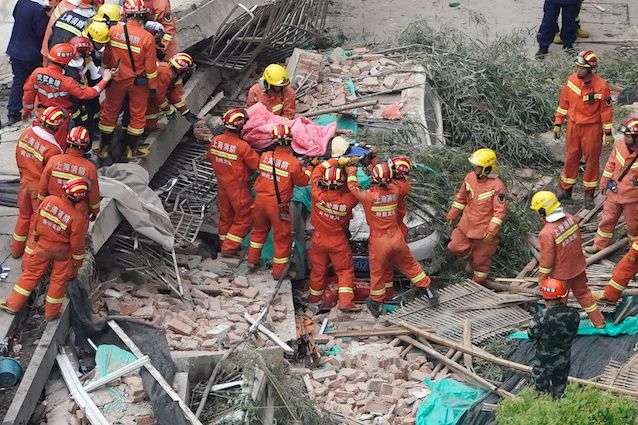 Обвалення будівлі в Шанхаї: кількість жертв збільшилася