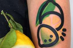 Татуировщик-самоучка делает необычные тату с жирными линиями и красочными пятнами 