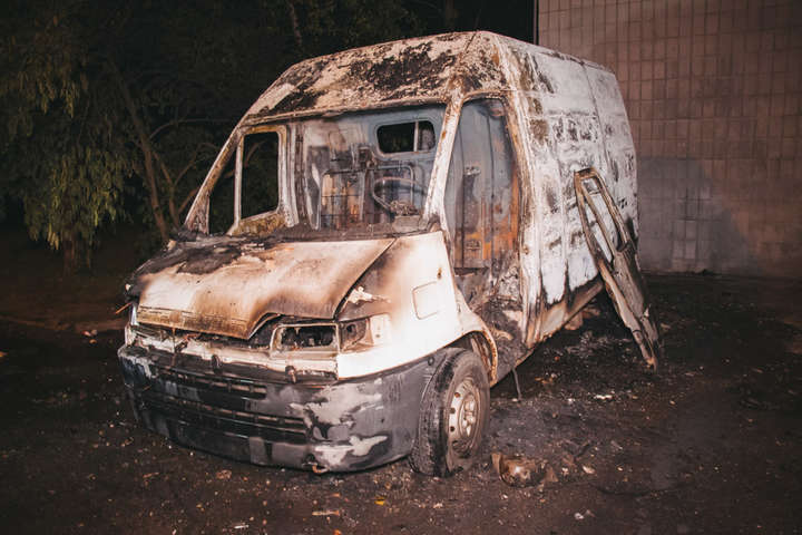 На Троєщині згорів давно покинутий автомобіль (фото, відео)