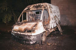 На Троєщині згорів давно покинутий автомобіль (фото, відео)