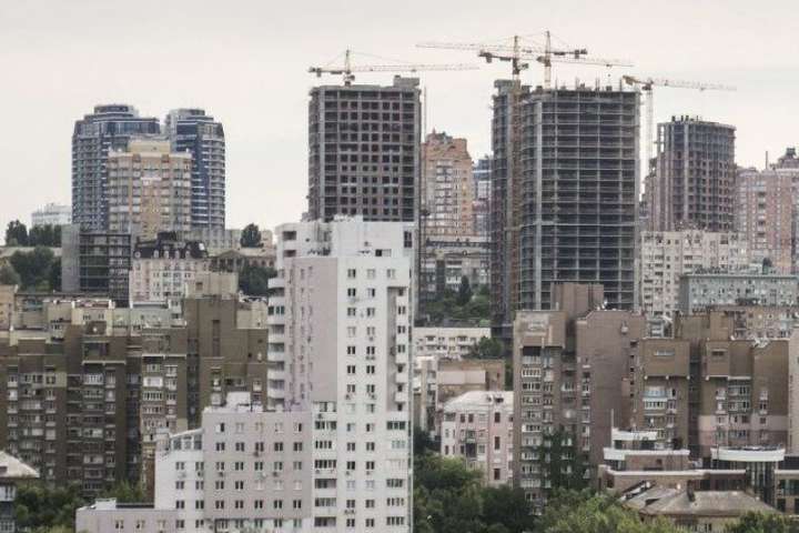 У Києві власників квартир у багатоповерхівках виключили з платників земельного податку