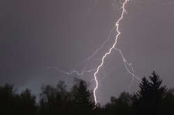 На Хмельниччині блискавка підпалила будівлю