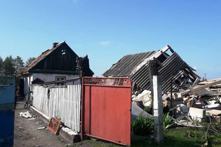 На Житомирщині буревій позривав дахи будинків 