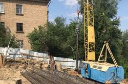 Забудовник  почав самовільно займати прибудинкову територію будинку №43 