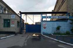 Банда проникла на закриту охоронювану територію складських приміщень на вул. Бутлерова і викрала з приміщень 1,3 тони горіхів у коробках 