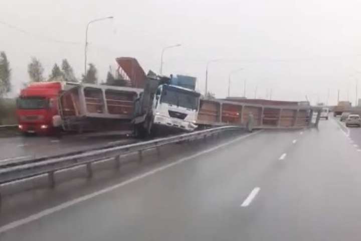 В Росії водій, який перевозив вантажний кран, зніс надземний пішохідний перехід (фото)