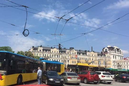 Автохам заблокував рух тролейбусів у центрі Києва (фото)
