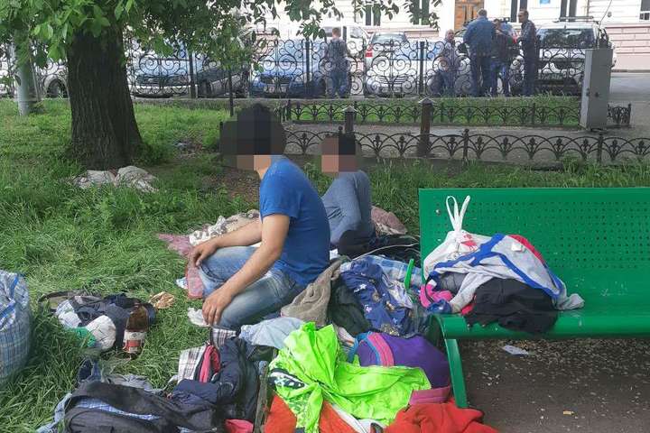 Одеські правоохоронці вилучили у горе-батьків чотирьох малолітніх дітей