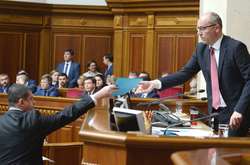Голова фракції «Народного фронту» Максим Бурбак передає голові Верховної Ради Андрію Парубію заяву про вихід фракції із коаліції. 17 травня 2019 року