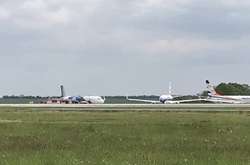 Boeing у празькому аеропорту зачепив крилом хвіст іншого літака
