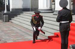 Що робити, якщо солдат почесної варти втрачає свідомість? Експерт з протоколу дав пораду Зеленському