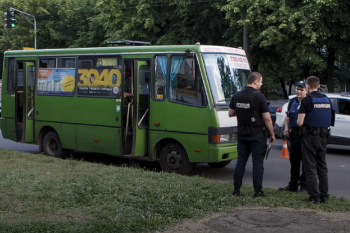В Харькове два пьяных пассажира разгромили маршрутку и порезали водителя