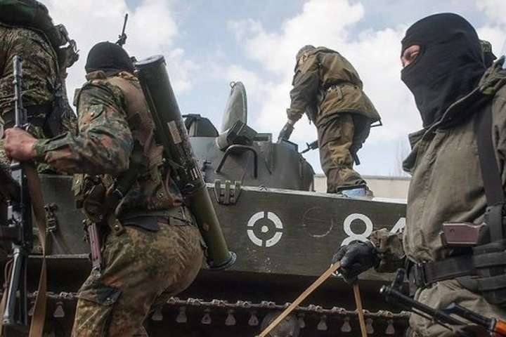 Бойовики на Донбасі - Доба на Донбасі: бойовики гатили з артилерії, одного військового поранено
