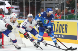 Анджело Мічелі - автор єдиної шайби італійців на цьому чемпіонаті