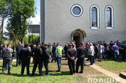 Під Чернівецькою ОДА протестують віряни Московського патріархату, які заявили про захоплення храму