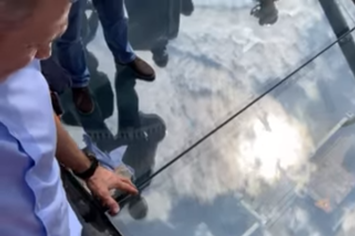Кличко перевірив на міцність скляні панелі на пішохідному мосту (відео)