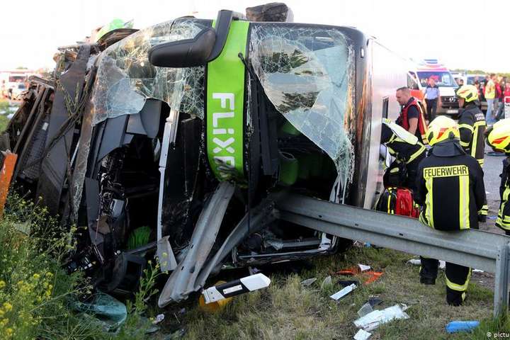 На автобані у Німеччині перекинувся рейсовий автобус: понад 60 постраждалих