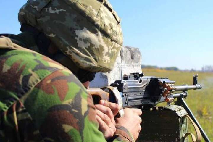 Бойовики на Донбасі стріляли із «зеніток», одного військового поранено