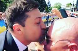 Зеленський розцілував колегу з 95 кварталу перед інавгурацією