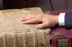 Зеленський поклав руку на Пересопницьке Євангеліє