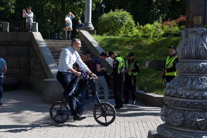 Кличко змушений був їхати на велосипеді на інавгурацію президента (фото, відео)