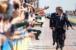 В своєму першому виступі Зеленський закликав усіх українців платити податки і не порушувати закон