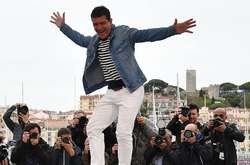 58-летний Антонио Бандерас продемонстрировал идеальную форму на фестивале в Каннах