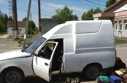 Чоловік облаштував схованку в автомобілі ЗАЗ