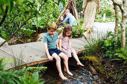 Принц Джордж, принцесса Шарлотта и принц Луи помогают Кейт Миддлтон в саду: новые фото королевской семьи