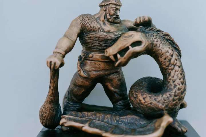Потри і приборкай свого дракона: у Києві встановили ще одну міні-скульптурку (фото)