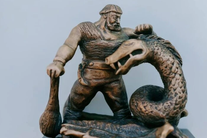 Потри і приборкай свого дракона: у Києві встановили ще одну міні-скульптурку (фото)