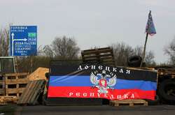 Частина громадян України, які живуть в окупованій частині Верхньоторецька, працює в українській частині селища і прилеглих населених пунктах