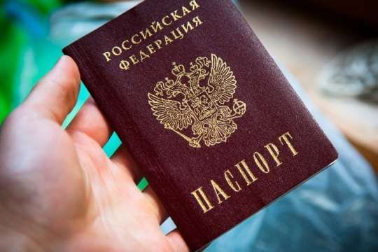 Бойовиків Донбасу грошима заохочують оформлювати громадянство РФ, - розвідка