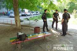  Поліцейські провели огляд місця події, звідки вилучили стріляні гільзи, патрони 