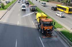 Поливо-мийні машини працюють на дорогах Києва