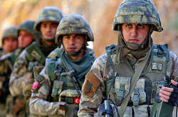 Туреччина стягує армію до кордону з Сирією