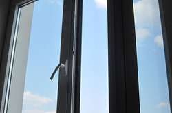 У Києві підліток займався прибиранням на балконі і випав із вікна