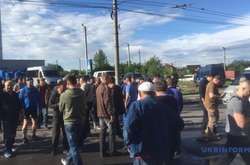 У Чернівцях люди перекрили головну вулицю: вимагають ремонту дороги