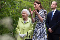 Кейт Миддлтон устроила Елизавете II экскурсию по саду