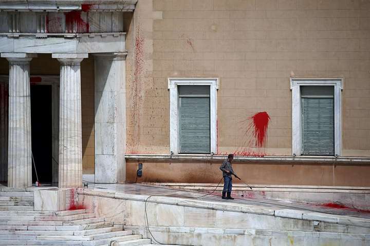Здание парламента в Греции забросали краской